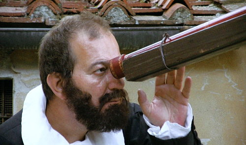 Galileo observa a través del telescopio