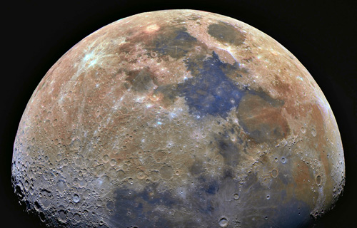 Newcomb posee un cráter con su nombre en la Luna