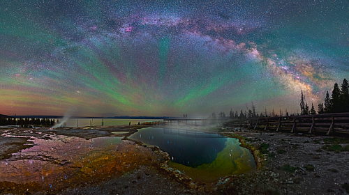 La Vía Láctea con auroras sobre Yellowstone