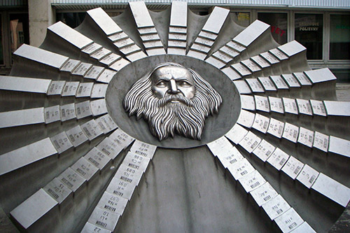 Escultura en honor a Dmitri Mendeléyev