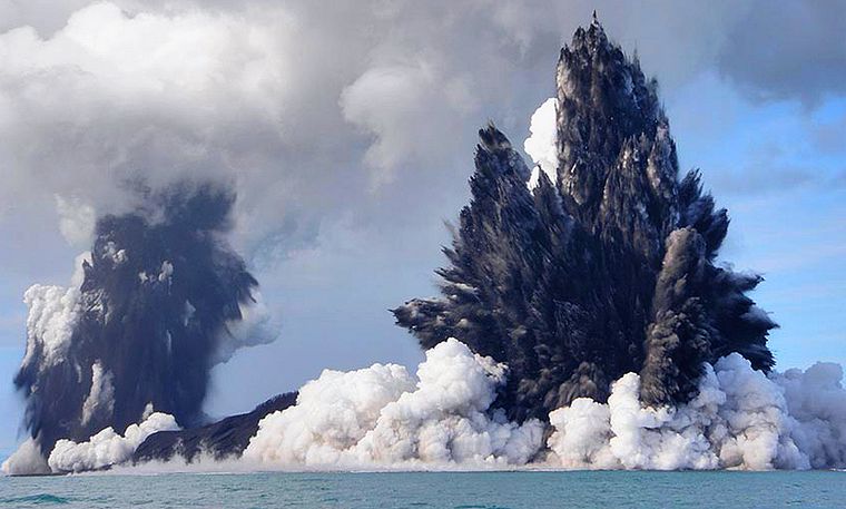 Erupción submarina en la costa de Tonga